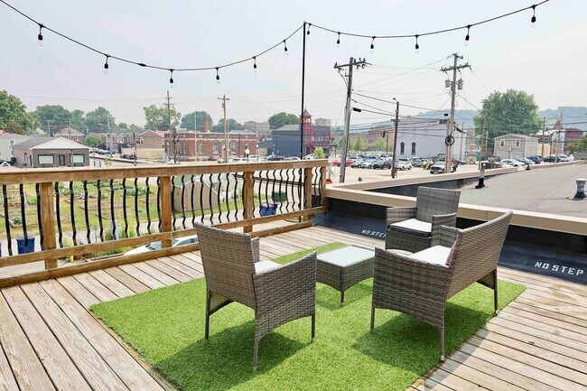 Terraza trasera privada con vista al jardín comunitario y al pabellón - 208 Walnut St