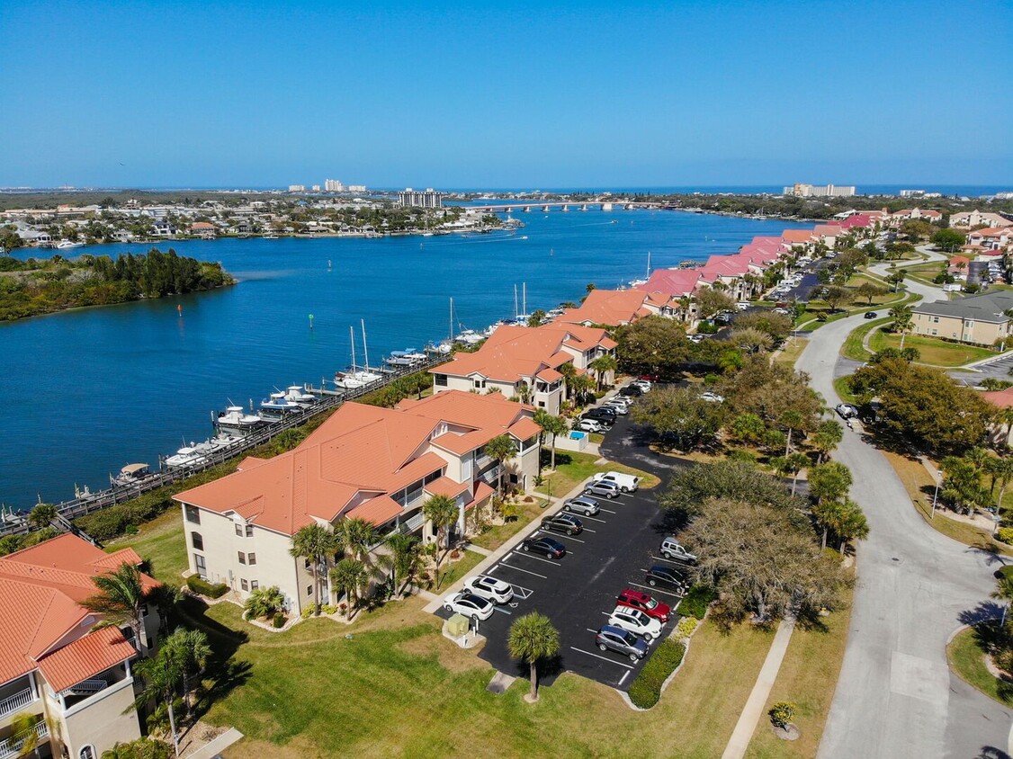 Foto principal - Beautiful 2 Bedroom 2 Bath Waterfront Bouc...