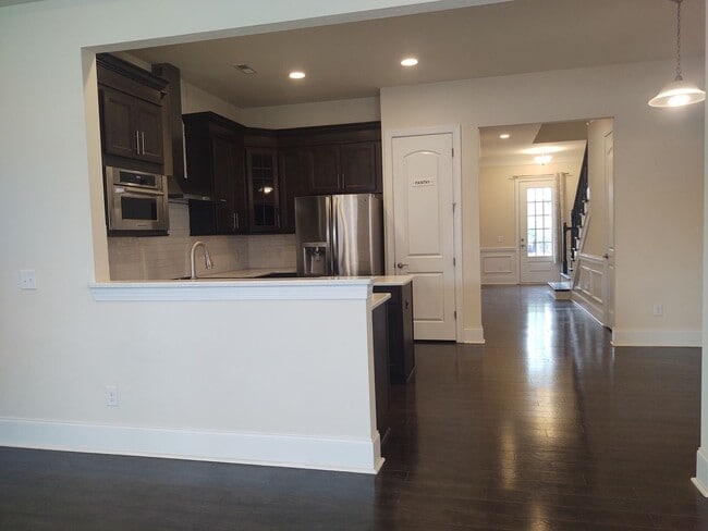 Foto del edificio - Beautiful Townhome located in this Premier...
