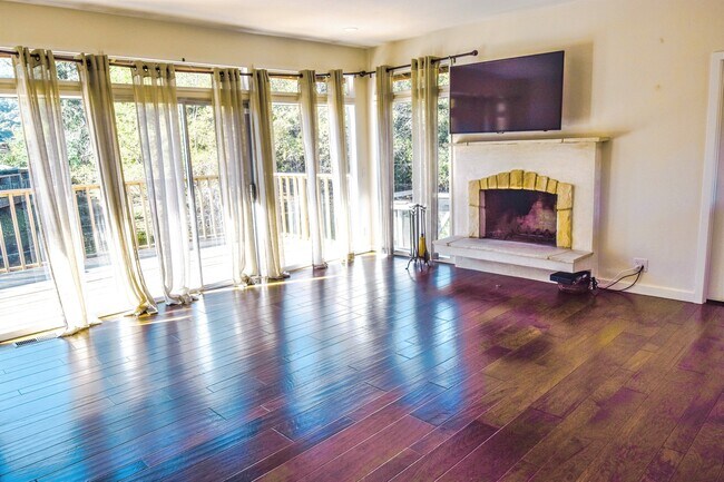 Foto del edificio - Three Bedroom Home in Sunny Carmel Valley