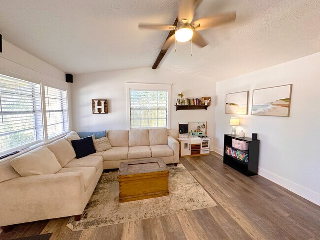 Building Photo - 314 La Paloma Pl
