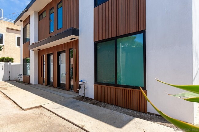 Building Photo - 3861 Kendall St