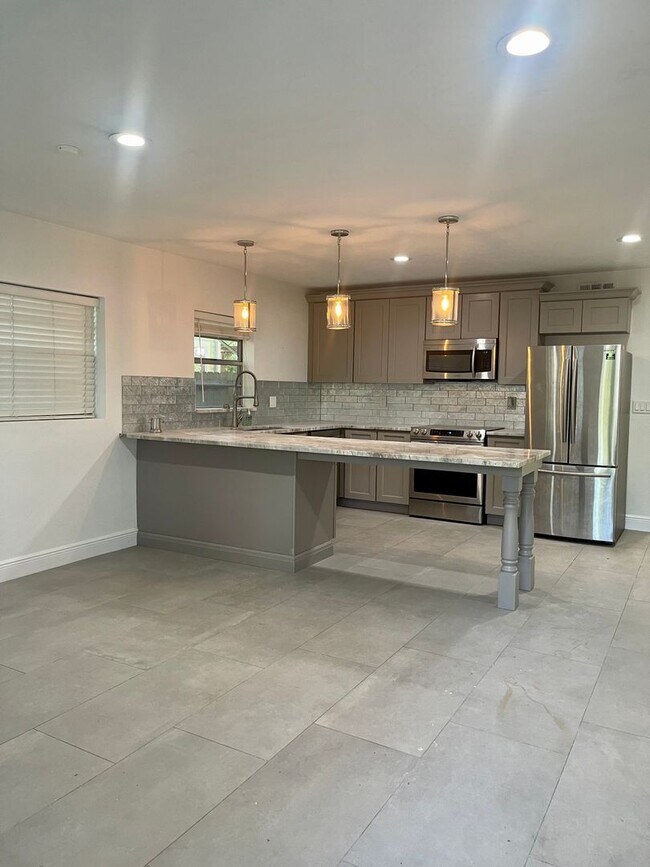 Building Photo - Recently renovated open floor plan 2/1 Dup...