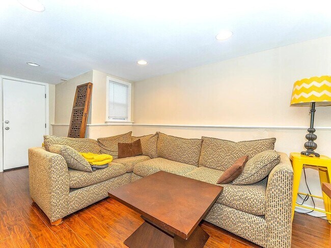 Foto del edificio - 2160 NW Everett Street ~ Downstairs Unit i...