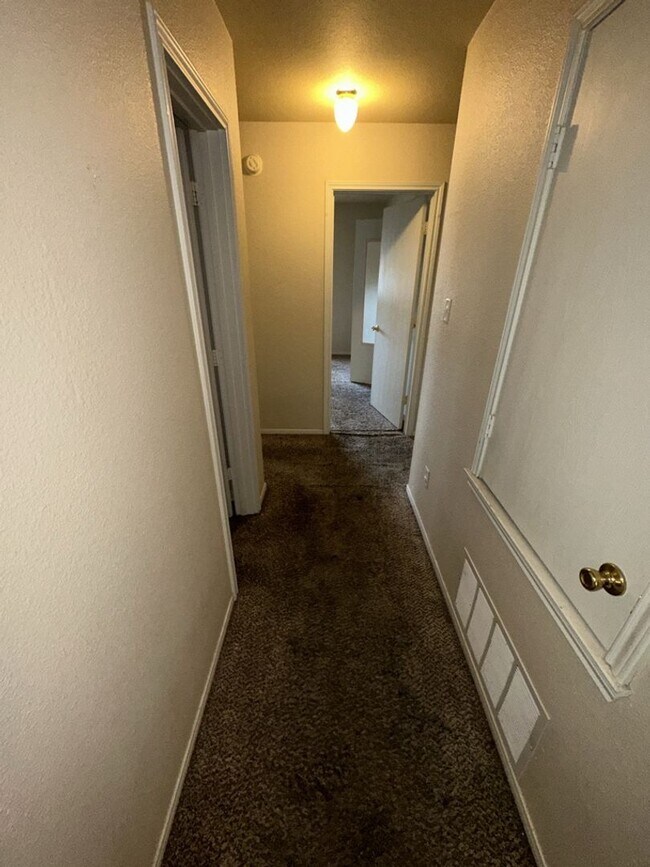 Foto del edificio - AVAILABLE NOW!!!