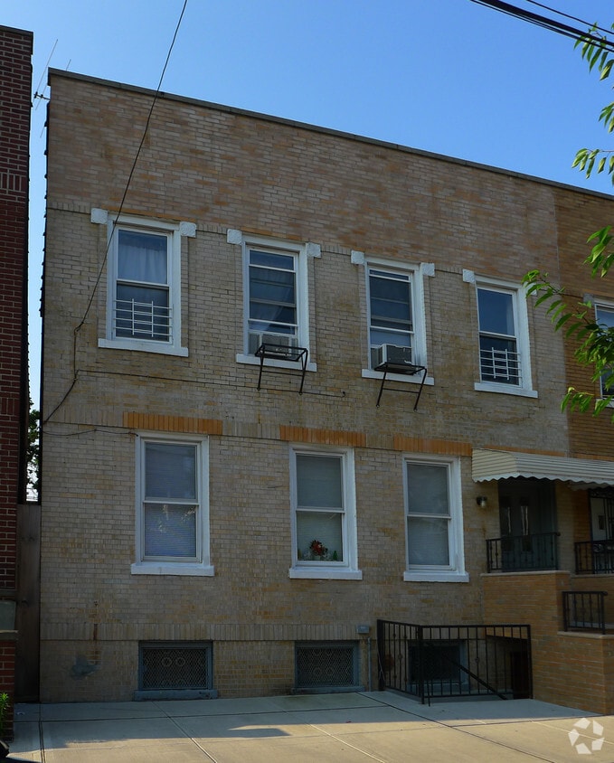 Building Photo - 108-52 39th Ave