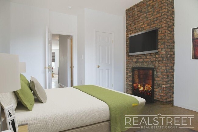 Building Photo - New 1 BED in East Williamsburg!