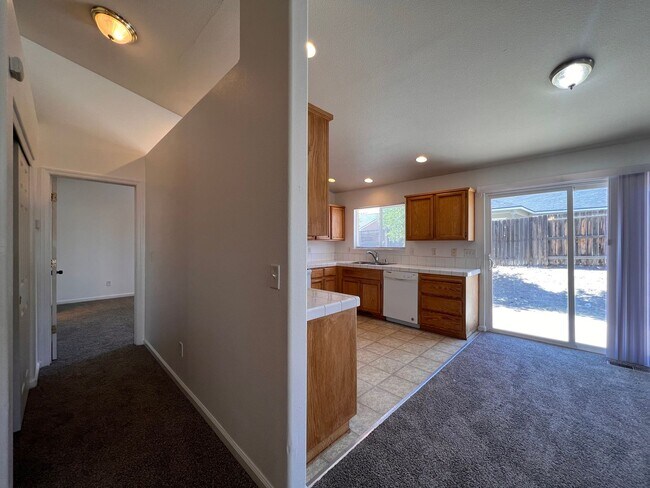 Foto del edificio - 3 bedroom Fernley home in Donner Trails, F...
