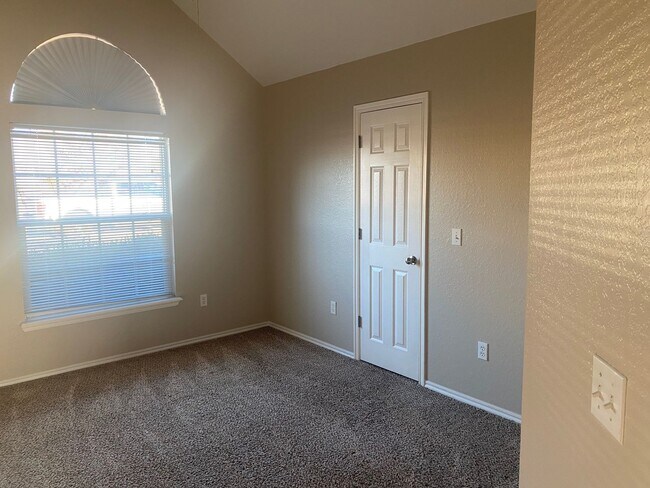 Foto del edificio - 3 Bedroom 2 Bath Home In Owasso School District!