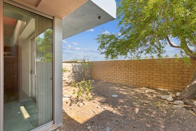 Building Photo - 2 Bed / 2.5 Bath Palermo Townhome