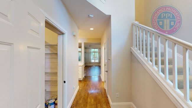 Building Photo - Stylish Townhouse, Luxury Amenities Throug...
