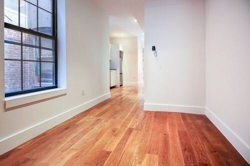 Foto del edificio - 1645 Putnam Ave