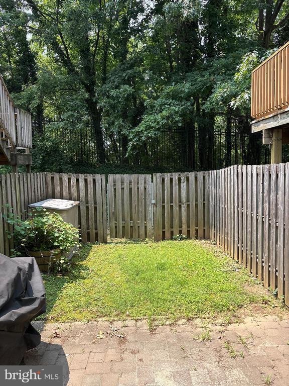 Foto del edificio - 6850 Ducketts Ln
