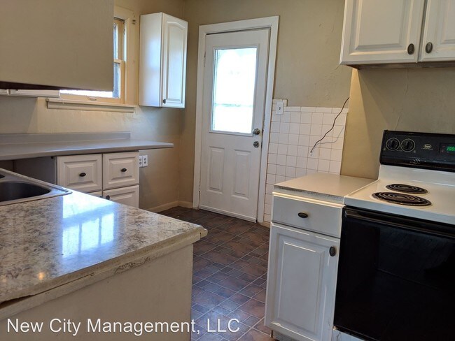Building Photo - 2 br, 3 bath House - 300 E South Ave