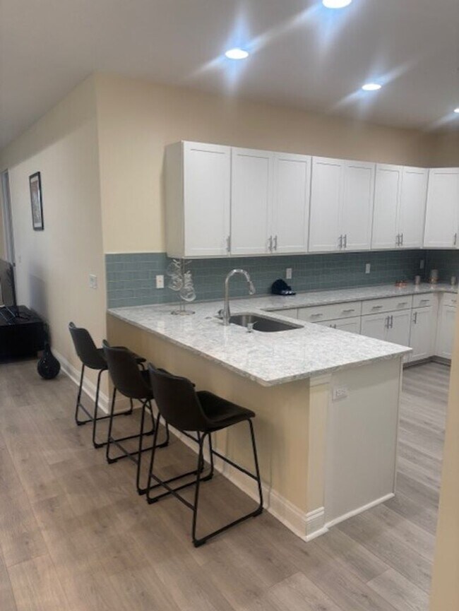 Foto del edificio - 240 Margaritaville Ave