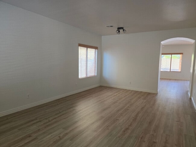 Foto del edificio - Beautiful five bedroom, 2.5 bath home with a large loft in the San Tan Heights community.