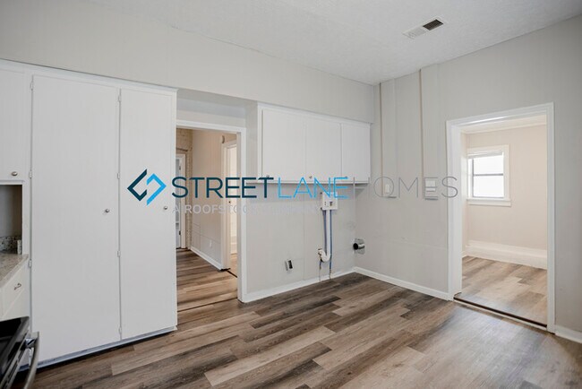 Building Photo - NOW OFFERING $250 OFF THE FIRST FULL MONTH...