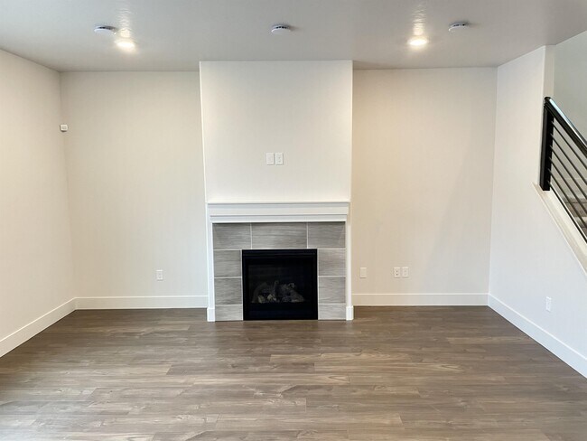 Building Photo - 254 E Caldera St