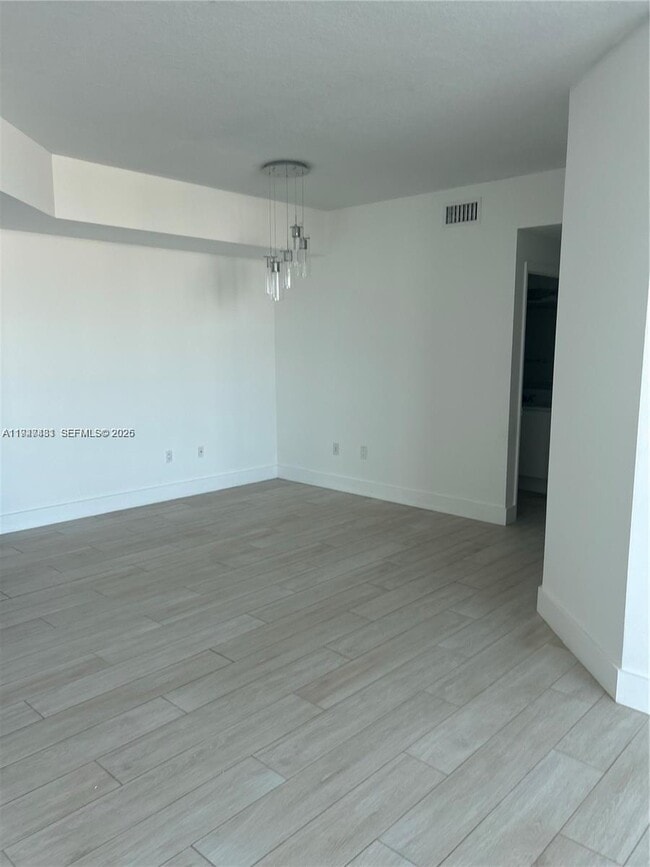 Foto del edificio - 7910 Harbor Island Dr