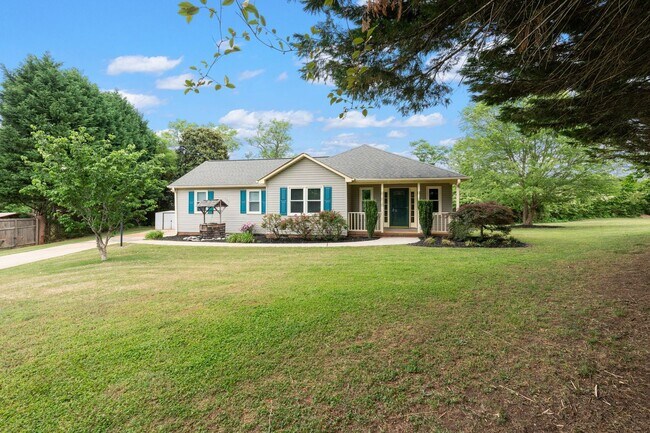 Building Photo - 3BR, 2BA Ranch Home with 2 Car Garage Situ...