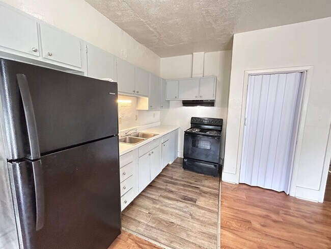 Foto del edificio - 4702 Bryant Ave
