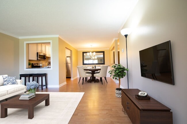 Building Photo - Edina Highland Villa