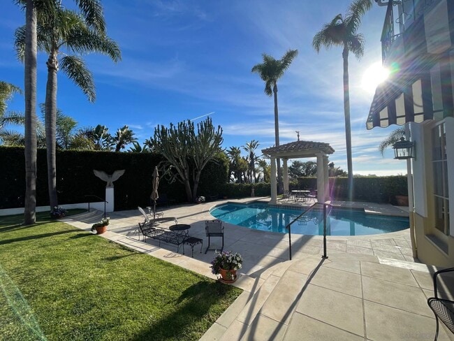 Building Photo - 6692 La Jolla Scenic S Dr