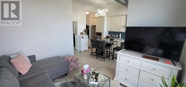 Photo du bâtiment - 75 The Donway W