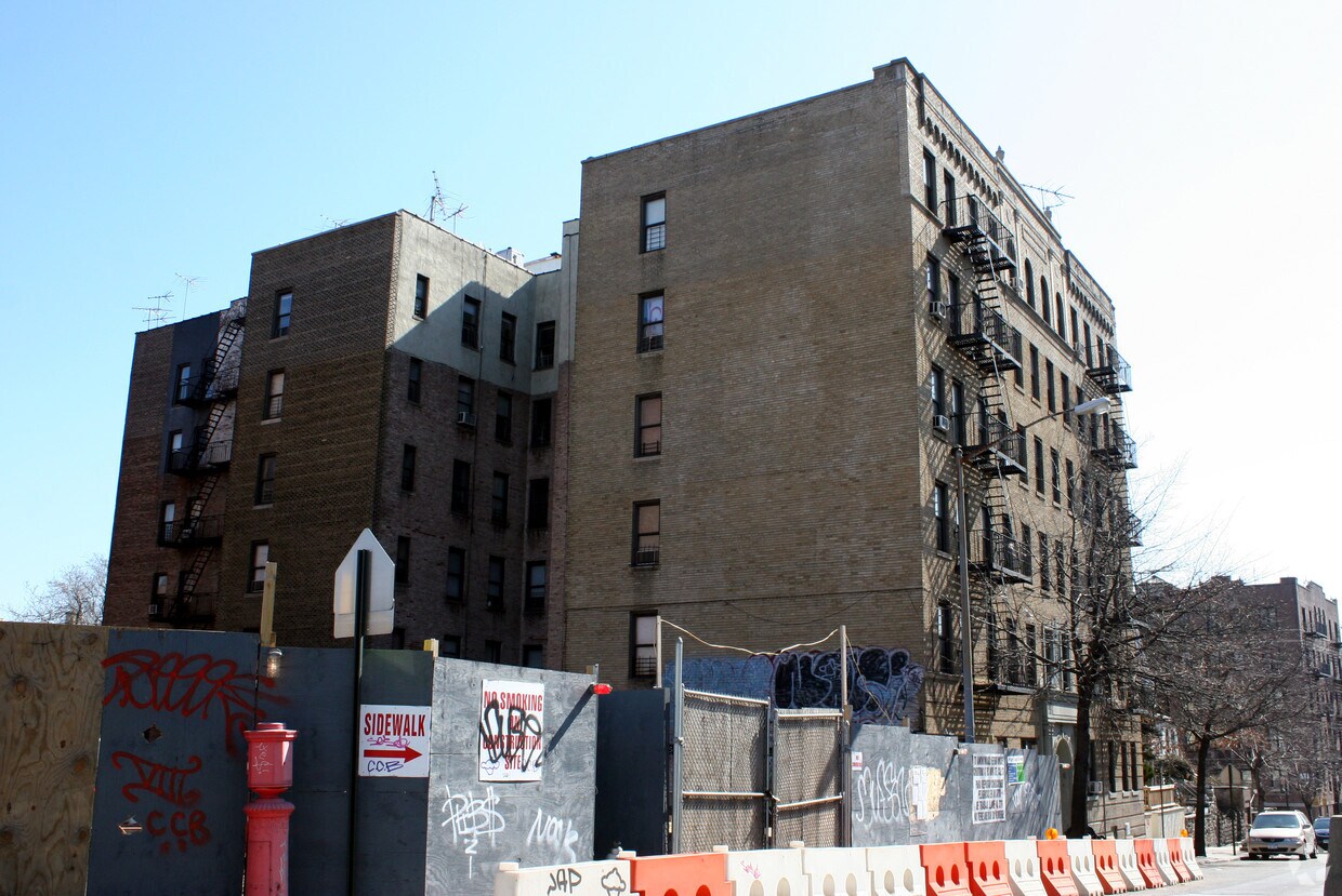 Foto del edificio - 211 Bedford Park Blvd