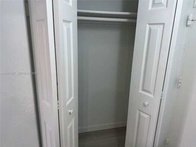 Foto del edificio - 11145 SW 6th St