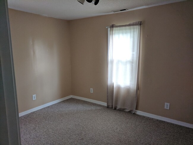 Building Photo - A great 3 bedroom, 1 bath with nice applia...