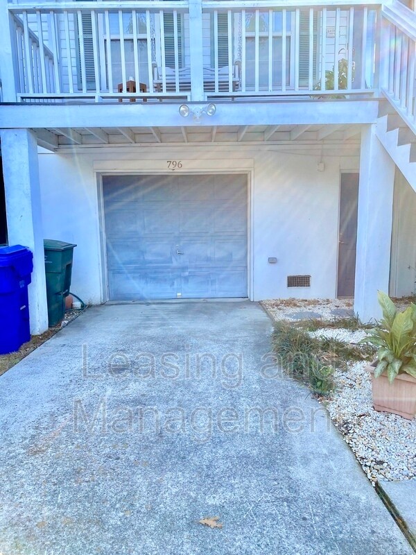 Foto del edificio - 796 Harbor Pl Dr