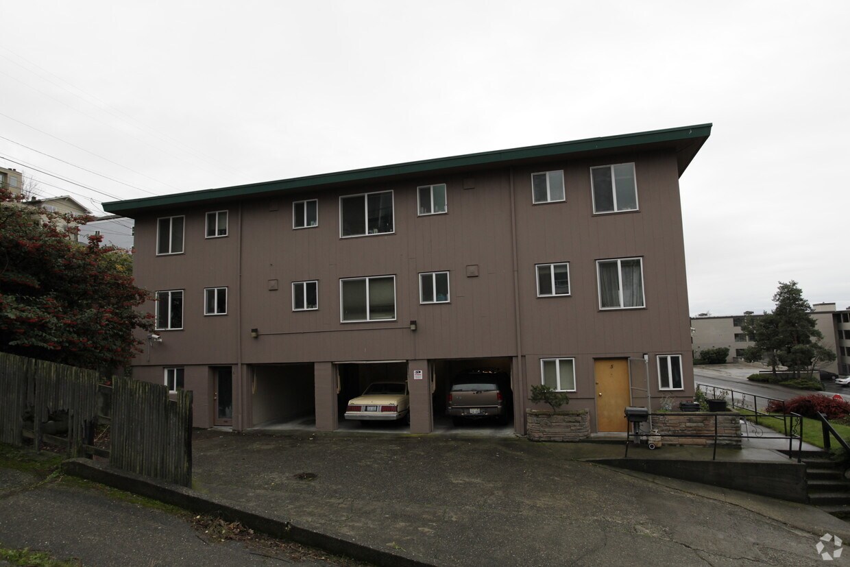 Building Photo - 2272 Gilman Dr W