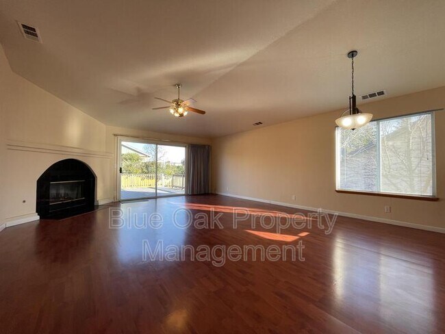 Building Photo - 1375 Banning Park Dr