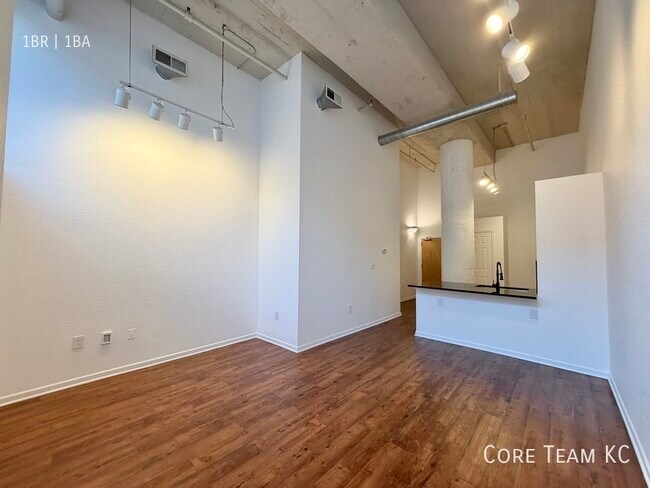 Building Photo - 320 W 7th St