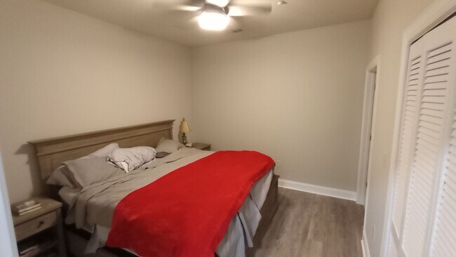Foto del edificio - 2 bedroom 2 bath Condo on Campus