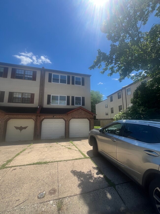 Building Photo - 13085 Blakeslee Dr