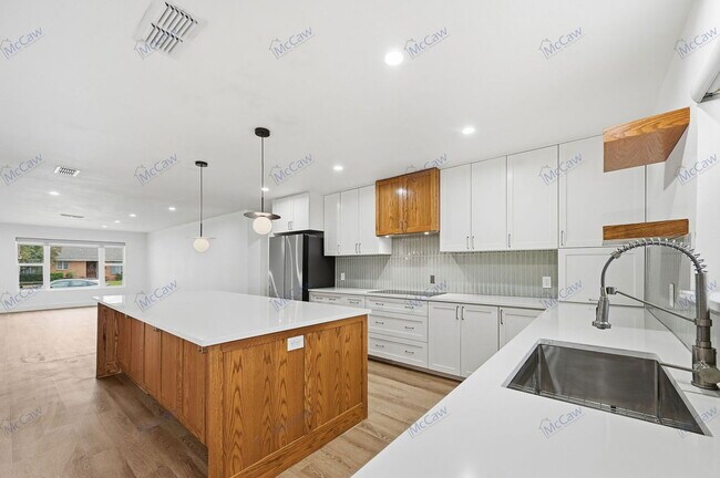 Building Photo - 7412 Fenton Dr