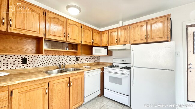Building Photo - 886 Grenoble Blvd