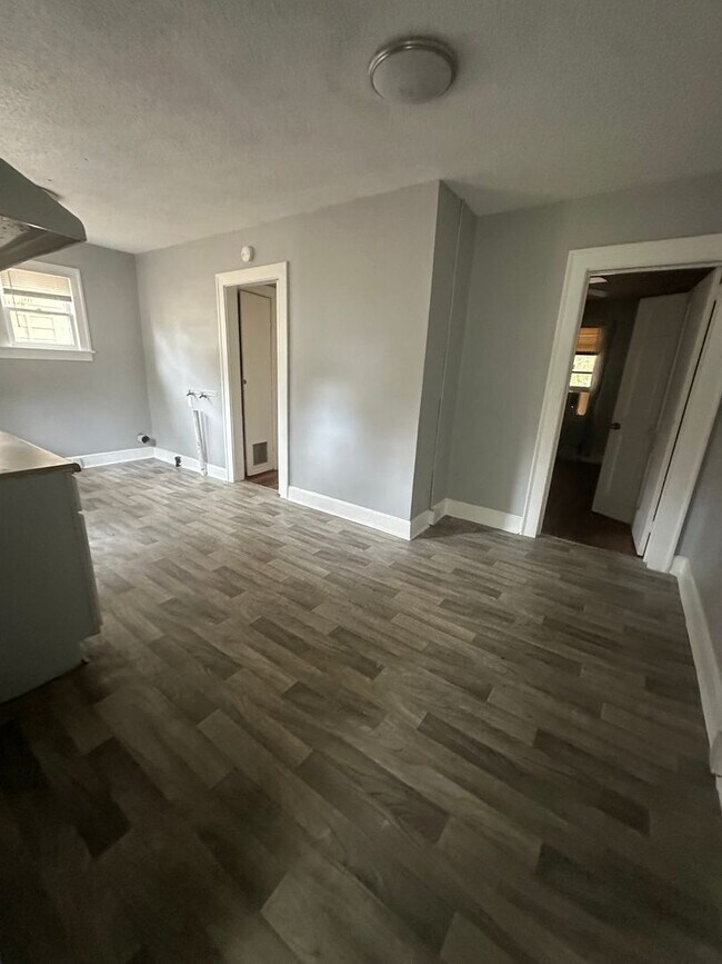 Building Photo - 3 bedroom 1 bath cozy home!