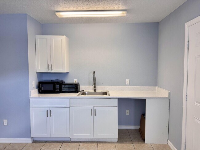 Building Photo - For Rent – 1 Bed / 1 Bath Unit in Davenport, FL