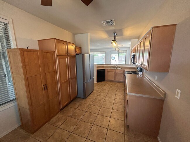 Foto del edificio - 1676 S 159th Ave