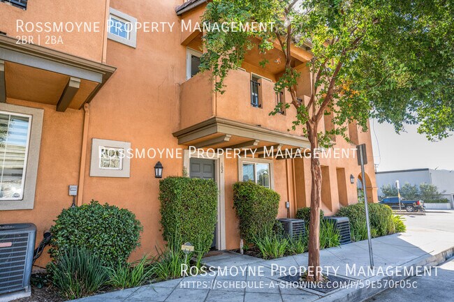 Foto del edificio - Elegant Tri-Level Condo in Burbank