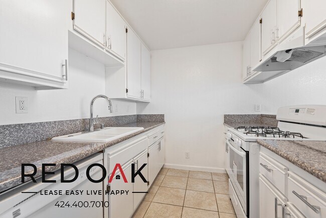 Foto del edificio - Stunning Two Bedroom with Central Air, Pri...