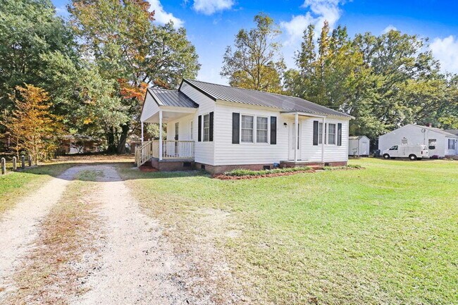 Foto del edificio - **RENOVATED** 2 BR 1 BA HOME IN GOLDSBORO- close to SJAFB!