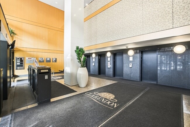 Building Photo - 4343 N Clarendon Ave