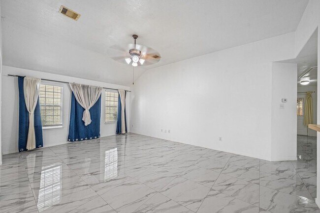 Foto del edificio - 8131 Golden Trace Ct