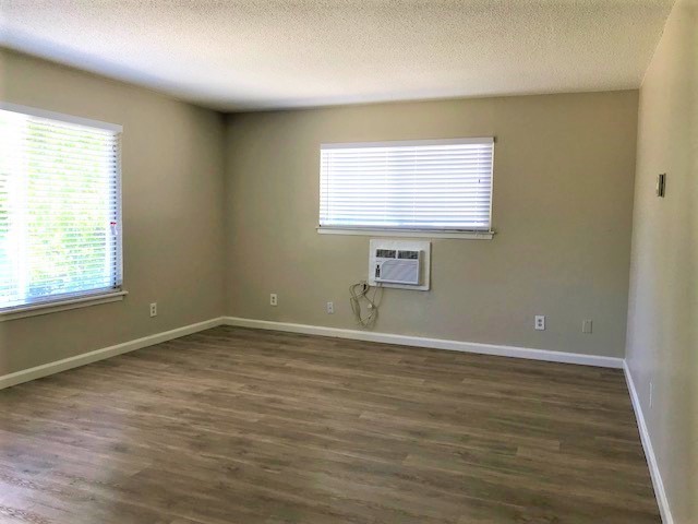 Building Photo - NEWLY RENOVATED 2 BED, 1 BATH, 900 SQ FT