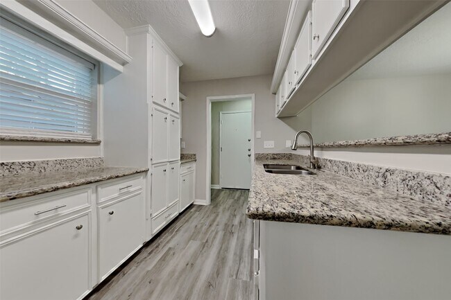 Foto del edificio - 11835 Hillbrook Dr