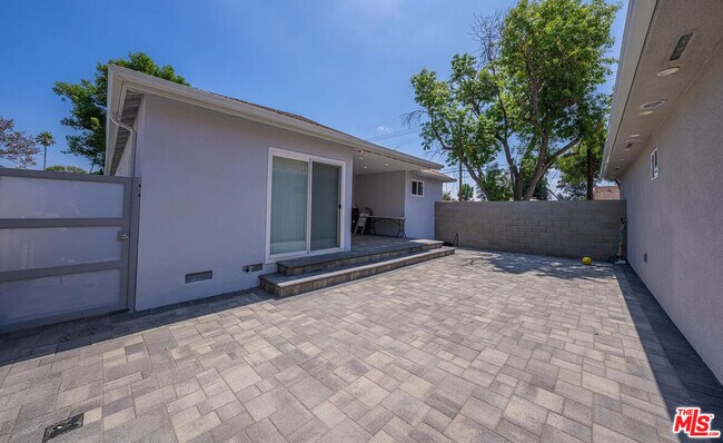 Building Photo - 7001 Mammoth Ave